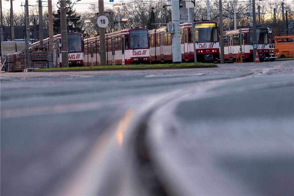 Verdi ruft bei der Duisburger Verkehrsgesellschaft DVG und weiteren kommunalen Nahverkehrsbetrieben zu neuen Warnstreiks auf. (Archivbild) Christoph Reichwein/dpa