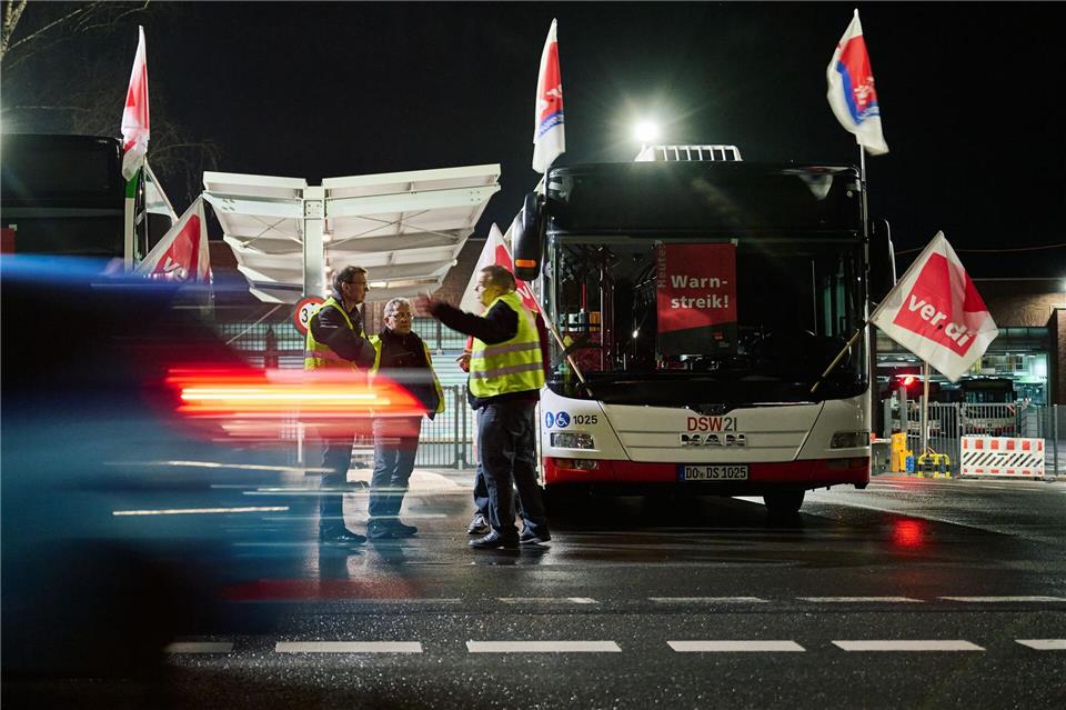 Verdi ruft die Beschäftigten des Dortmunder Nahverkehrsunternehmens DSW21 für Montag (9. März) zum Warnstreik auf. (Archivbild)Bernd Thissen/dpa