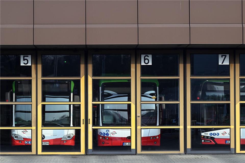 Verdi ruft zu Warnstreiks in mehreren Nahverkehrsbetrieben des Ruhrgebiets auf.  Federico Gambarini/dpa