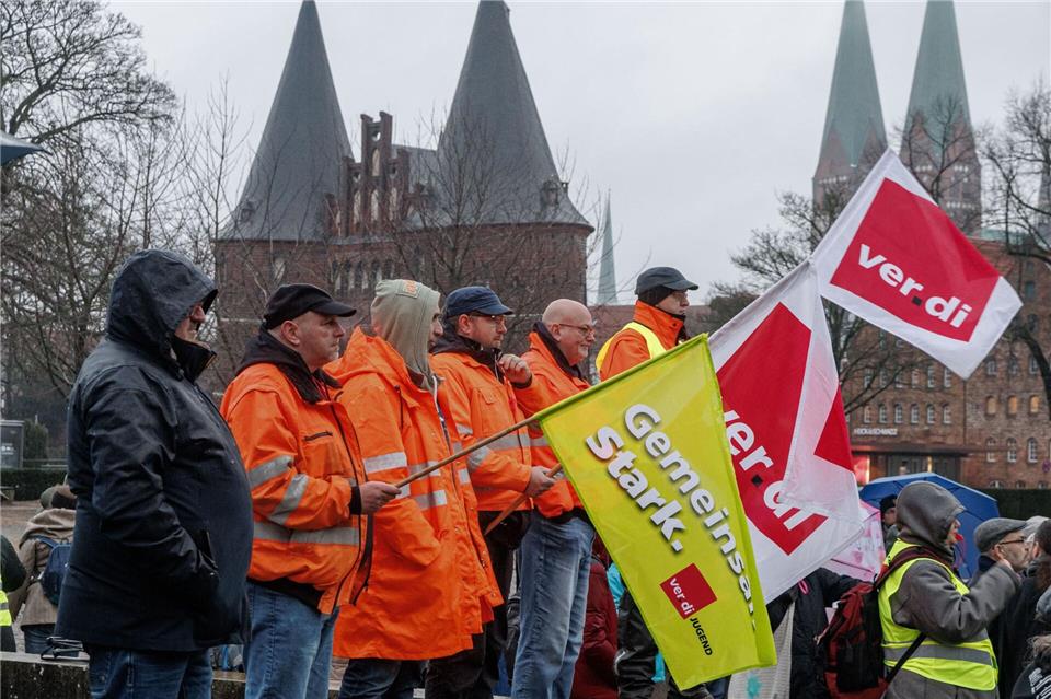 Verdi spricht 300 bis 350 Teilnehmern beim Warnstreik in Lübeck.Markus Scholz/dpa