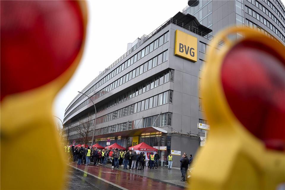 Verdi verhandelt mit der BVG weiter über bessere Arbeitsbedingungen für die Beschäftigten. (Archivbild)Michael Ukas/dpa