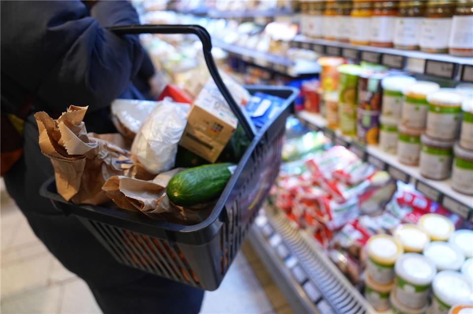Verdi will mit einer Forderung von sieben Prozent mehr Geld in die Tarifverhandlungen für den Hamburger Einzelhandel gehen. (Symbolbild)Marcus Brandt/dpa