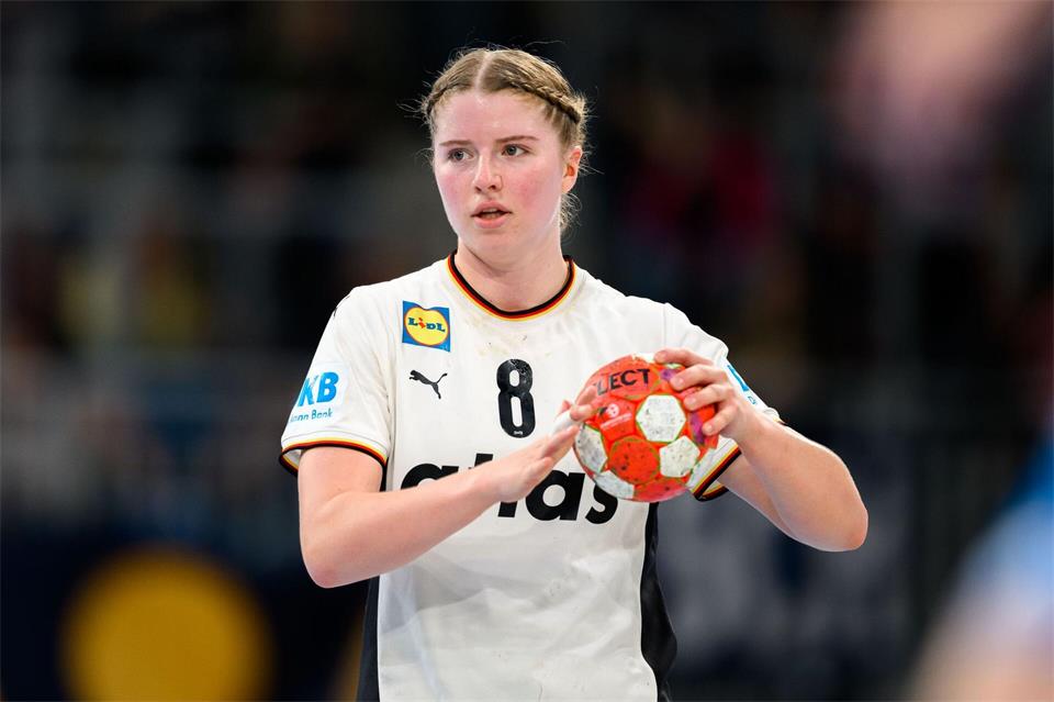 Verdient ihr Geld in Rumänien: Nationalspielerin Nina Engel. (Archivbild)Marco Wolf/dpa