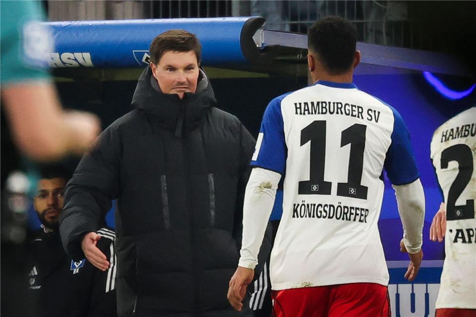 Verdienter Lohn nach einem erfolgreichen Arbeitstag: HSV-Cheftrainer Merlin Polzin (l) gratuliert seinem Stürmer Ransford Königsdörffer.Christian Charisius/dpa