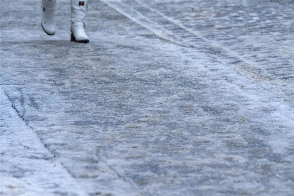 Vereinzelt kamen Menschen nach Glatteis-Stürzen im Osten von MV in Notaufnahmen. (Archivbild)Stefan Sauer/dpa