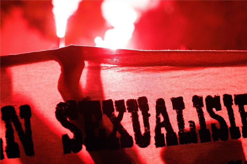 Vereinzelt sei Pyrotechnik angezündet und Gegenstände in Richtung von Polizisten geworfen worden. hieß es.Carsten Koall/dpa
