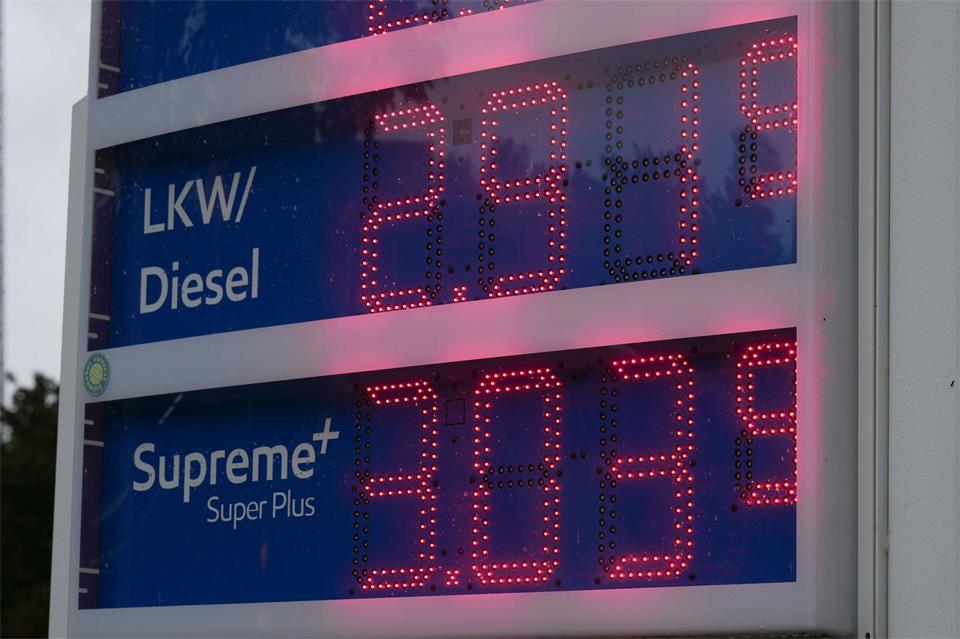 Vereinzelt sprangen Preise bereits über die Marke von 3 Euro je Liter.Sven Kaeuler/dpa