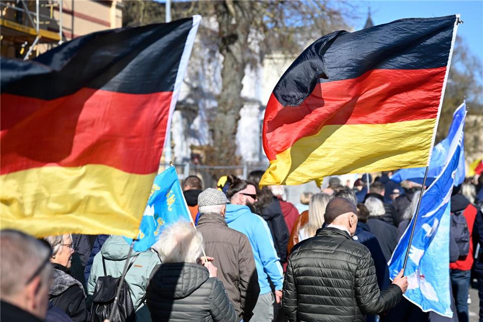Vereinzelt waren nicht nur Deutschland-Fahnen, sondern auch Reichsflaggen zu sehen.Philip Dulian/dpa