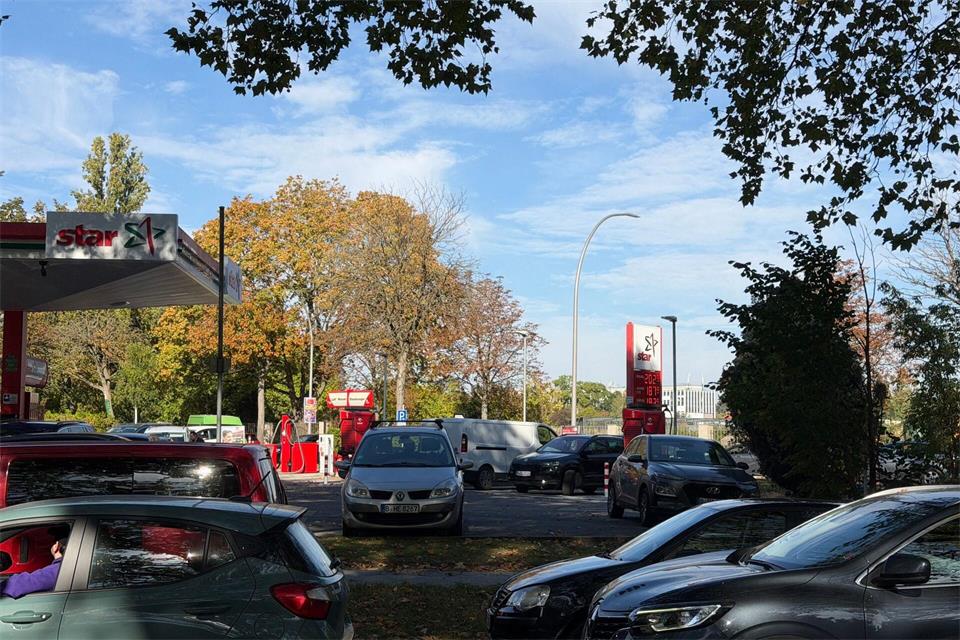 Vereinzelt - wie hier in Berlin - kam es zu Schlangen an Tankstellen. Benedikt von Imhoff/dpa