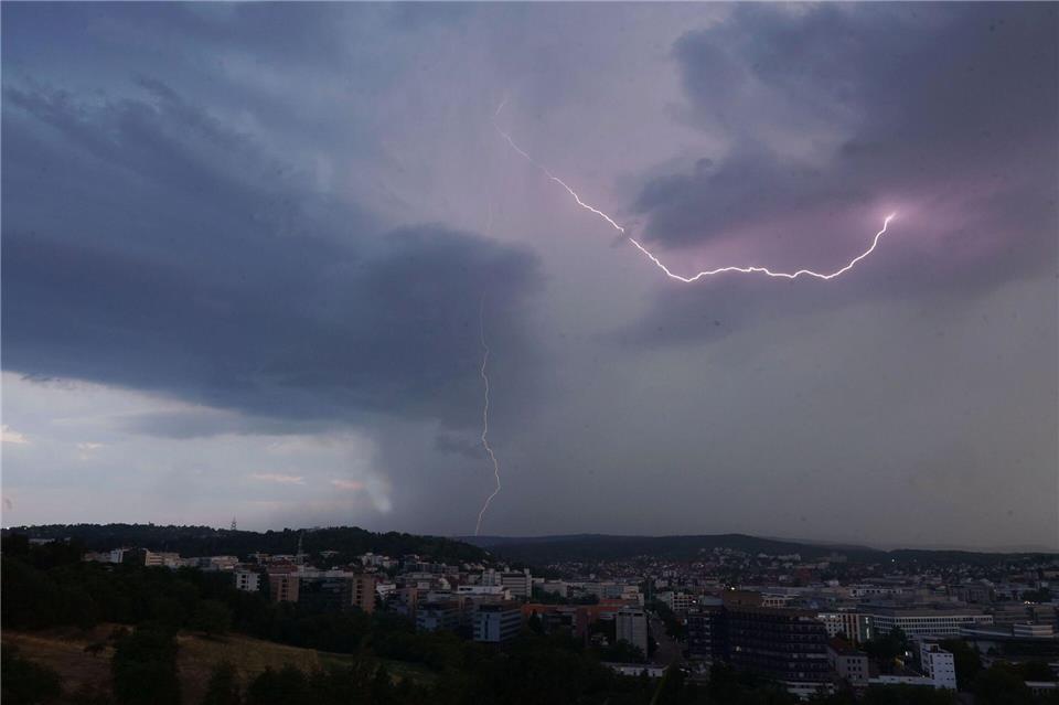 Vereinzelte Schauer und Gewitter bleiben dem Südwesten auch in den nächsten Tag erhalten.Andreas Rosar/dpa