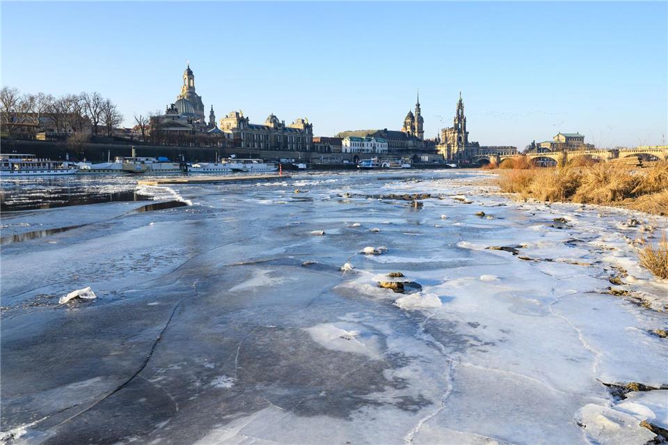 Vereist ist das Elbufer vor der historischen Altstdtkulisse im JanuarRobert Michael/dpa