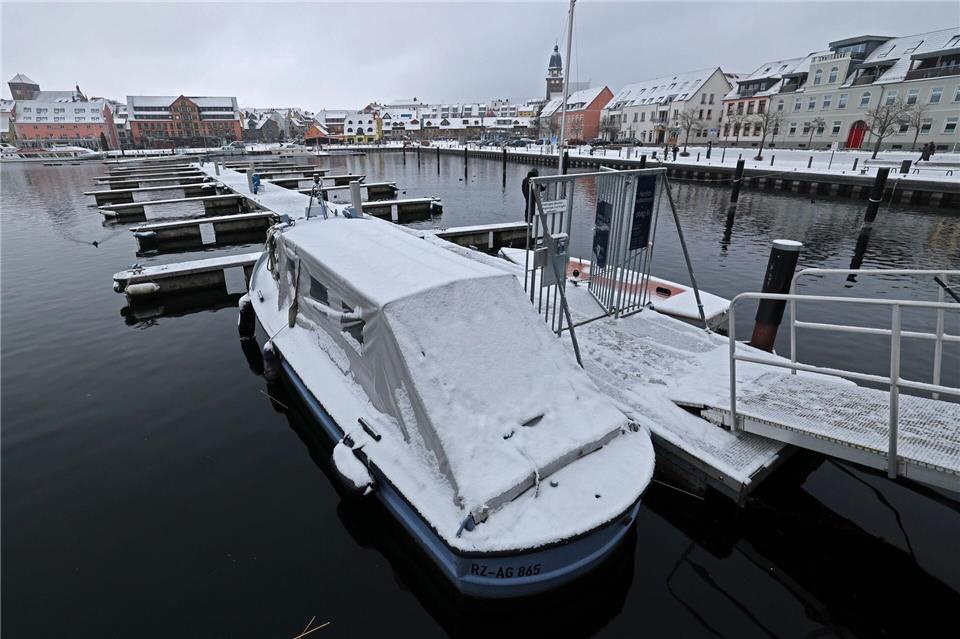 Vereist und schneebedeckt sind die Bootsstege im Hafen an der Müritz.Bernd Wüstneck/dpa