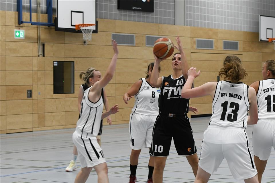 Verena Venhoff und die Erler Landesliga-Basketballerinnen haben am Sonntag den TuS Rheinberg in der Sporthalle an der Silvesterstraße zu Gast.