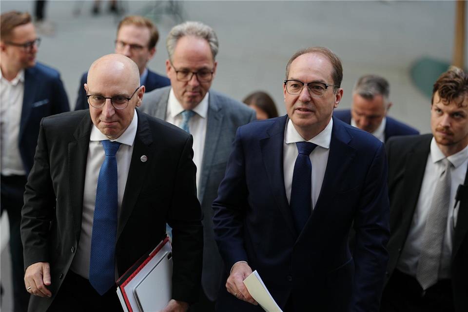 Verfassungsschutz-Chef Selen und Innenminister Dobrindt: Der Verfassungsschutz setzt inzwischen mehr Personal ein, um neben Extremisten auch Agenten fremder Mächte - insbesondere Russlands - im Blick zu behalten. (Archivfoto)Kay Nietfeld/dpa