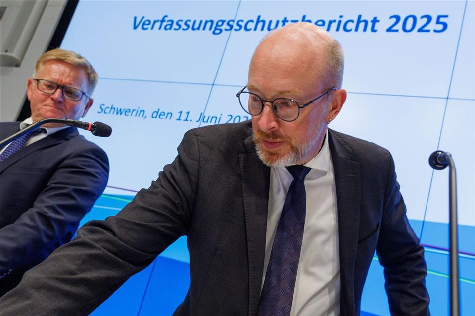 Verfassungsschutz-Leiter Thomas Krense (l) und Innenminister Christian Pegel stellen den Verfassungsschutzbericht 2025 vor.Jens Büttner/dpa