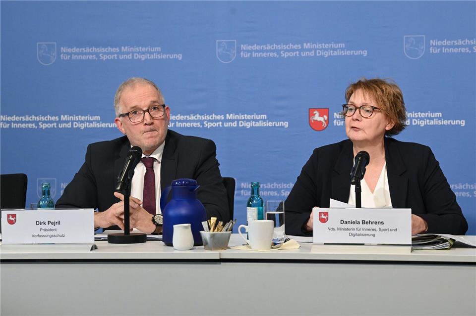 Verfassungsschutzpräsident Pejril (l.) und Innenministerin Behrens informieren über die neue Einstufung der AfD Niedersachsen.Julian Stratenschulte/dpa