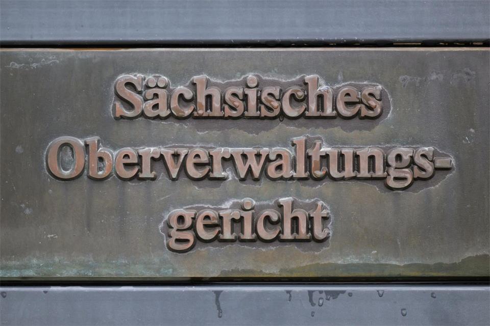 Verfassungstreue ist Pflicht: Eine Referendarin verliert ihre Zulassung, weil sie regelmäßig an IfS-Veranstaltungen teilnahm. (Archivbild)Robert Michael/dpa