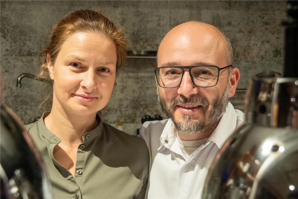 Verfolgen das Slow-Food-Konzept: Spitzenkoch Philipp Kroboth und seine Frau Cathrin.Andreas Drouve/dpa-tmn