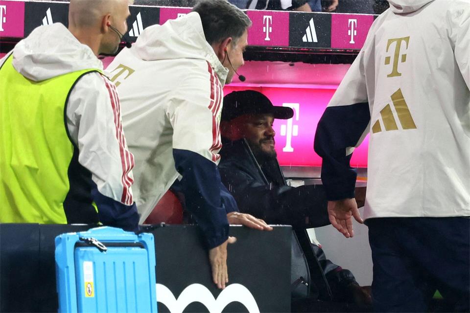 Verfolgte das Spiel seiner Bayern gegen Leipzig im Sitzen: Coach Vincent Kompany.Karl-Josef Hildenbrand/dpa