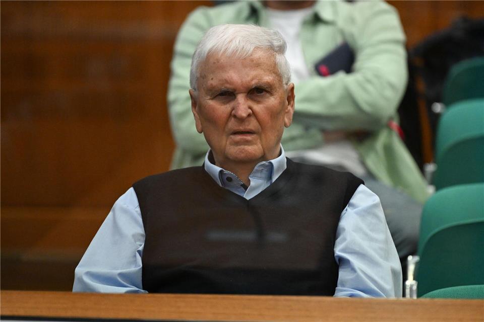 Anwalt über DFB-Prozess: „Abenteuerliche Verrenkungen“  Verfolgte den Auftakt des Steuerprozesses als Zuschauer: Ex-DFB-Präsident Theo Zwanziger. Arne Dedert/dpa