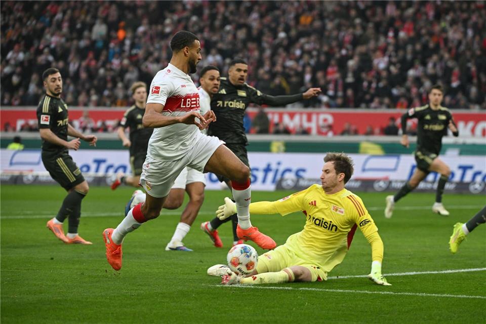 Vergab die erste Stuttgarter Chance: Josha Vagnoman (M).Marijan Murat/dpa