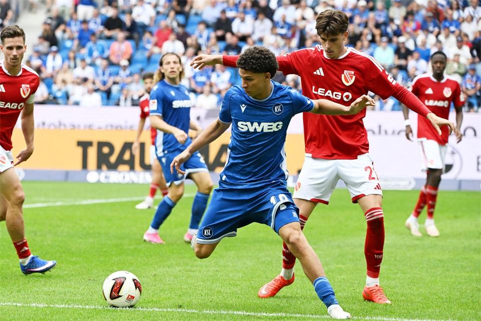 Vergab einige Chancen für den KSC: Louey Ben Farhat (l).Uli Deck/dpa