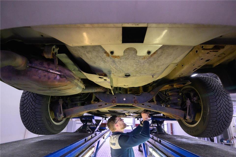 Tüv und Co: Prüfer finden mehr schwere Mängel an Autos Vergangenes Jahr fanden die Prüfer häufiger schwere Mängel. (Archiv)Julian Stratenschulte/dpa