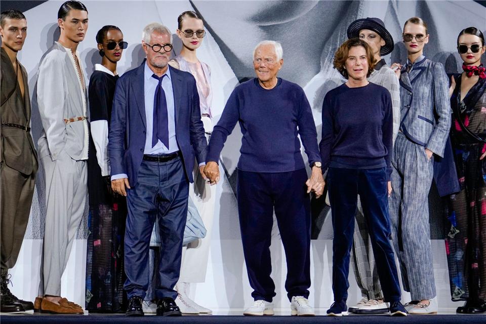 Vergangenes Jahr zeigte sich Armani auf dem Laufsteg mit Leo Dell’Orco und seiner Nichte Roberta. (Archivbild)Luca Bruno/AP/dpa
