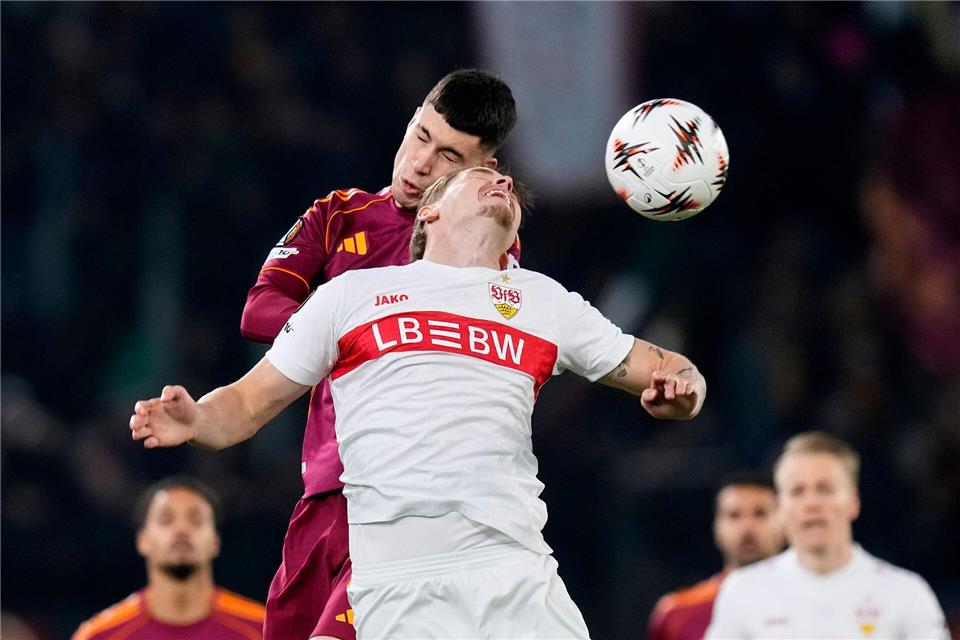 Vergeblich gestreckt: Stuttgarts Ramon Hendriks (vorn).Gregorio Borgia/AP/dpa