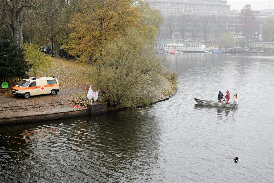 Vergeblich suchten Polizeitaucher nach der Tatwaffe in der Alster. (Archivbild)Daniel Reinhardt/dpa