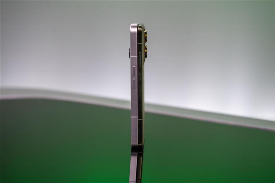 Vergleich: Das neue Motorola Edge 70 (rechts) neben dem Nothing Phone 3 (links).Nico Tapia/dpa-tmn