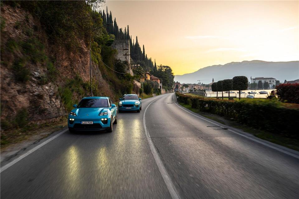 Vergleichsfahrt mit dem gleichen Modell: Mittlerweile bietet Porsche vom Macan nur noch das E-Modell an (vorn).Manuel Hollenbach/Porsche/dpa-tmn