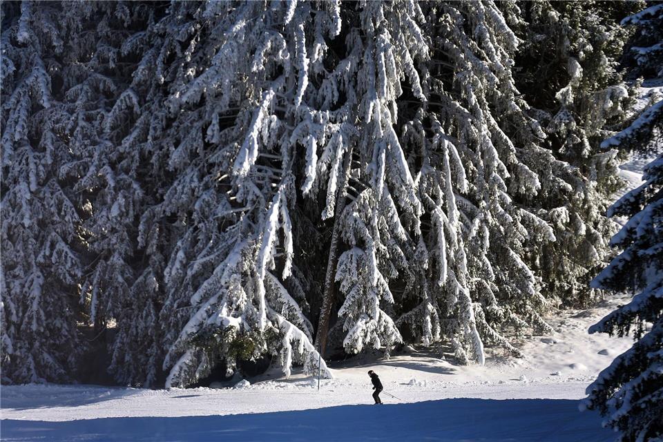 Verglichen mit früheren Jahren fällt nicht nur weniger Schnee, er schmilzt auch schneller dahin. (Archivbild)Karl-Josef Hildenbrand/dpa