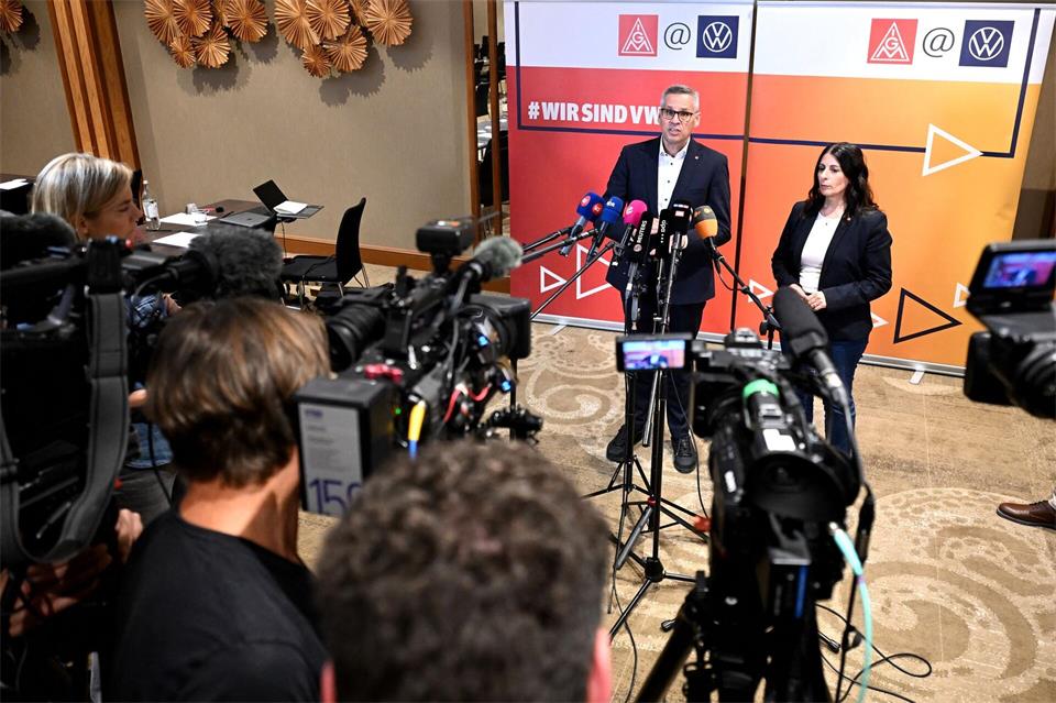 Verhandlungsführer Thorsten Gröger und VW-Betriebsratschefin Daniela Cavallo. (Archivbild)Julian Stratenschulte/dpa