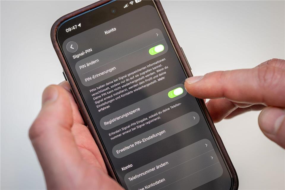 Verhindert die Übernahme des Kontos auf einem fremden Gerät: die Registrierungssperre. Sie lässt sich bei Signal mit einem Wischer aktivieren.Nico Tapia/dpa-tmn