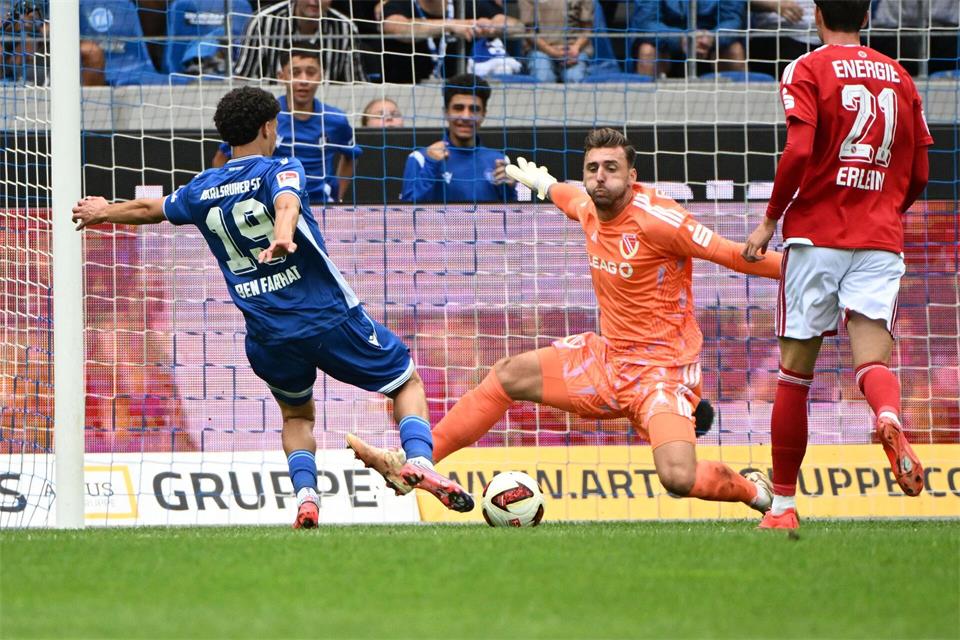 Verhinderte einen frühen Rückstand: Energie-Keeper Marcel Lotka. Uli Deck/dpa