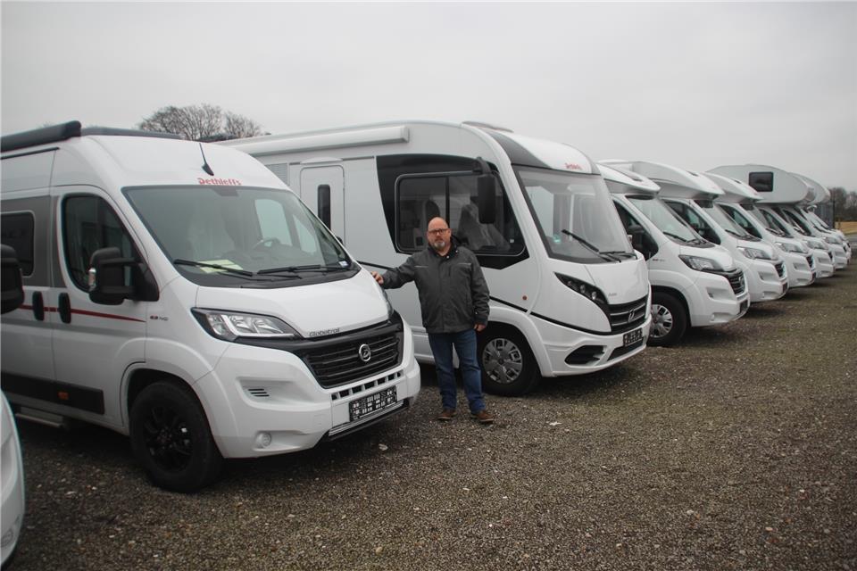 Verkaufsleiter Andrew Spelsberg vor der Wohnmobilauswahl auf dem Gelände von Reisemobile Kreierhoff. 