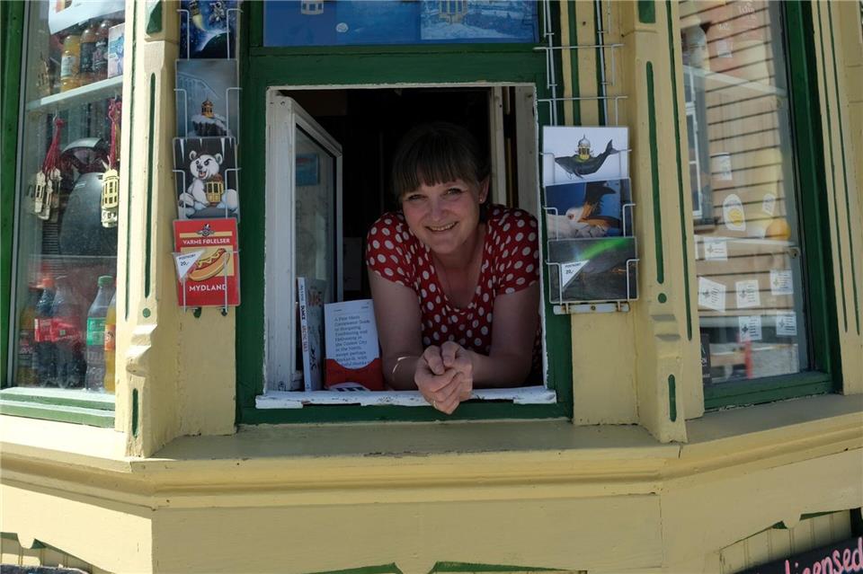 Verkauft im Kiosk „Raketten“ Rentier-Hotdogs: Siri Therese Lier.Florian Sanktjohanser/dpa-tmn