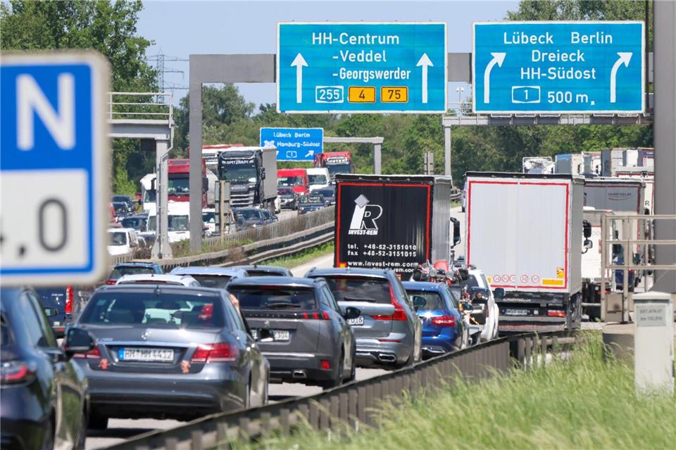 Verkehrseinschränkungen an der Norderelbbrücke führen häufig zu Staus auf der A1. (Archivbild)Bodo Marks/dpa