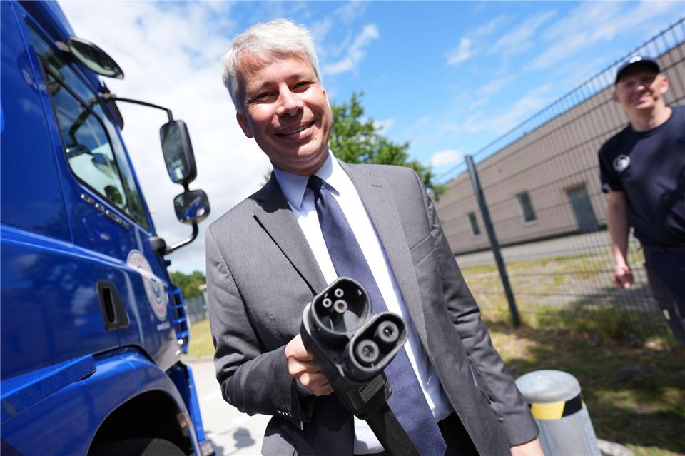 Verkehrsminister Bilger ließ sich einen E-Lkw zeigen.Marcus Brandt/dpa