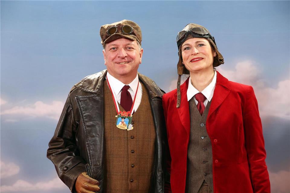 Verkehrsminister Christian Bernreiter (CSU) präsentierte sich als Autofan in historischem Gewand.Karl-Josef Hildenbrand/dpa