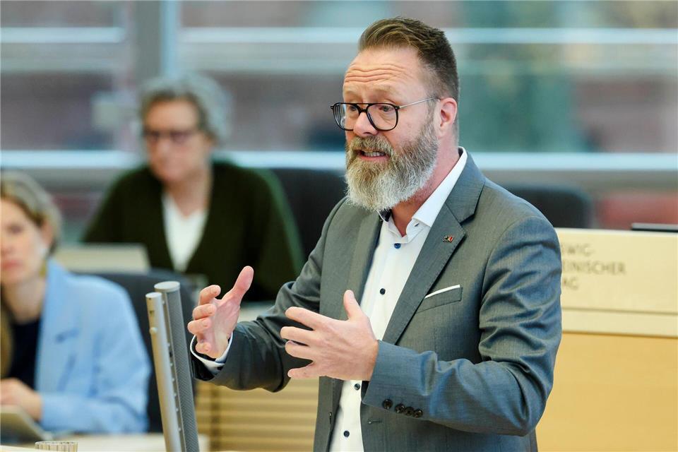 Verkehrsminister Claus Ruhe Madsen (CDU) ist ein Fan der Fledermaus.Frank Molter/dpa