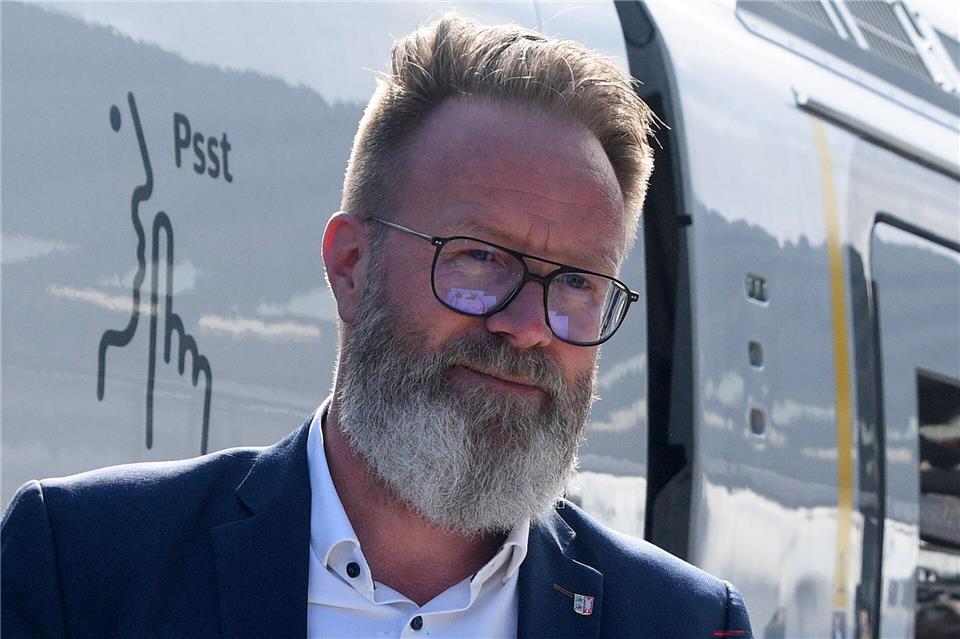 Verkehrsminister Claus Ruhe Madsen (CDU) nennt die Bahnstrecke eine Lebensader Sylts zum Festland. (Archivbild)Lea Albert/dpa