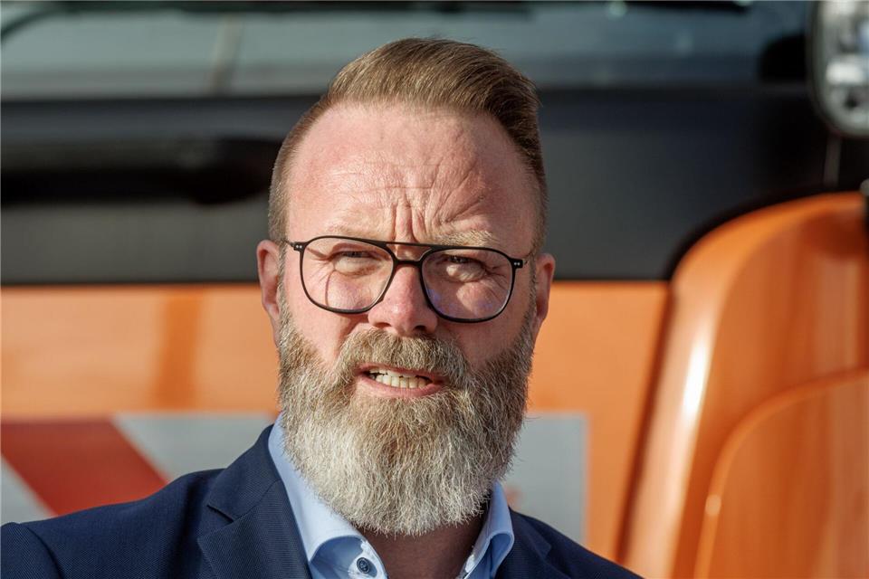 Verkehrsminister Claus Ruhe Madsen will schneller bauen lassen. (Archivbild) Markus Scholz/dpa