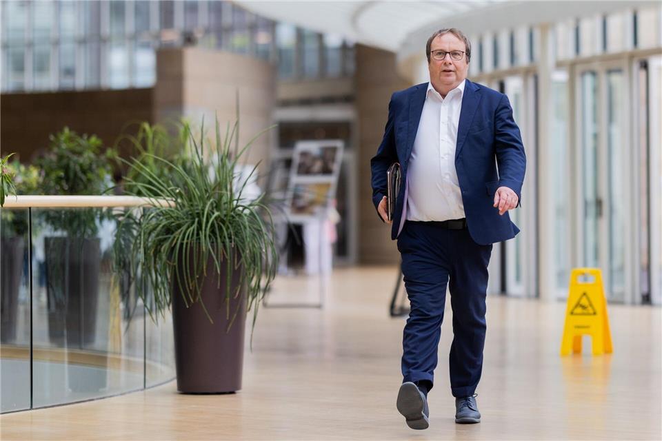 Verkehrsminister Oliver Krischer (Grüne) ist im Landtag auf dem Weg zum U-Ausschuss „Brückendesaster“. Rolf Vennenbernd/dpa