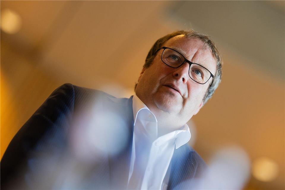 Verkehrsminister Oliver Krischer (Grüne) wird im U-Ausschuss des Landtages befragt. Rolf Vennenbernd/dpa