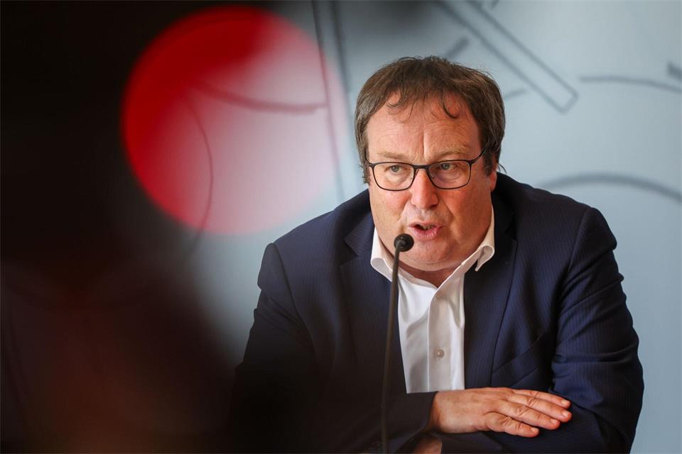 Verkehrsminister Oliver Krischer will Straßen klimaresistenter machen. (Archivbild)Christoph Reichwein/dpa