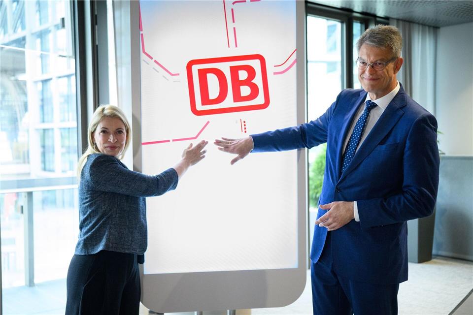 Verkehrsminister Patrick Schnieder und Bahn-Chefin Evelyn Palla während einer Pressekonferenz in Berlin.Bernd von Jutrczenka/dpa