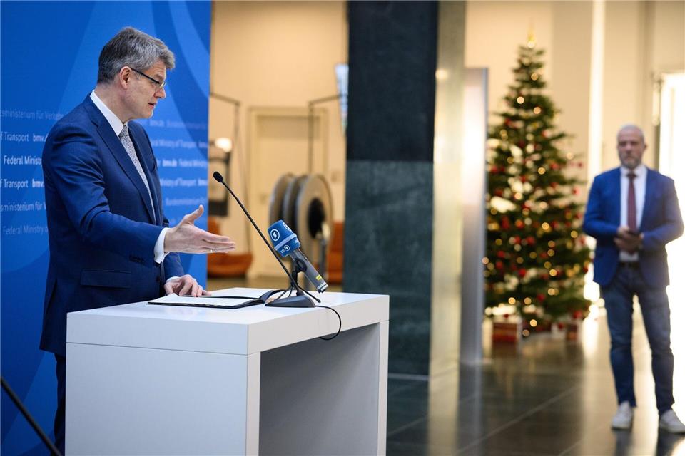 Verkehrsminister Schnieder (CDU) will mehr Gas geben.Bernd von Jutrczenka/dpa