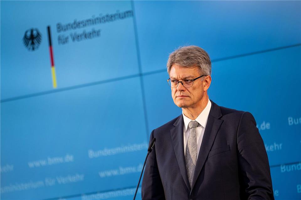Verkehrsminister Schnieder hat den personellen Umbruch bei der Bahn eingeleitet. Fabian Sommer/dpa